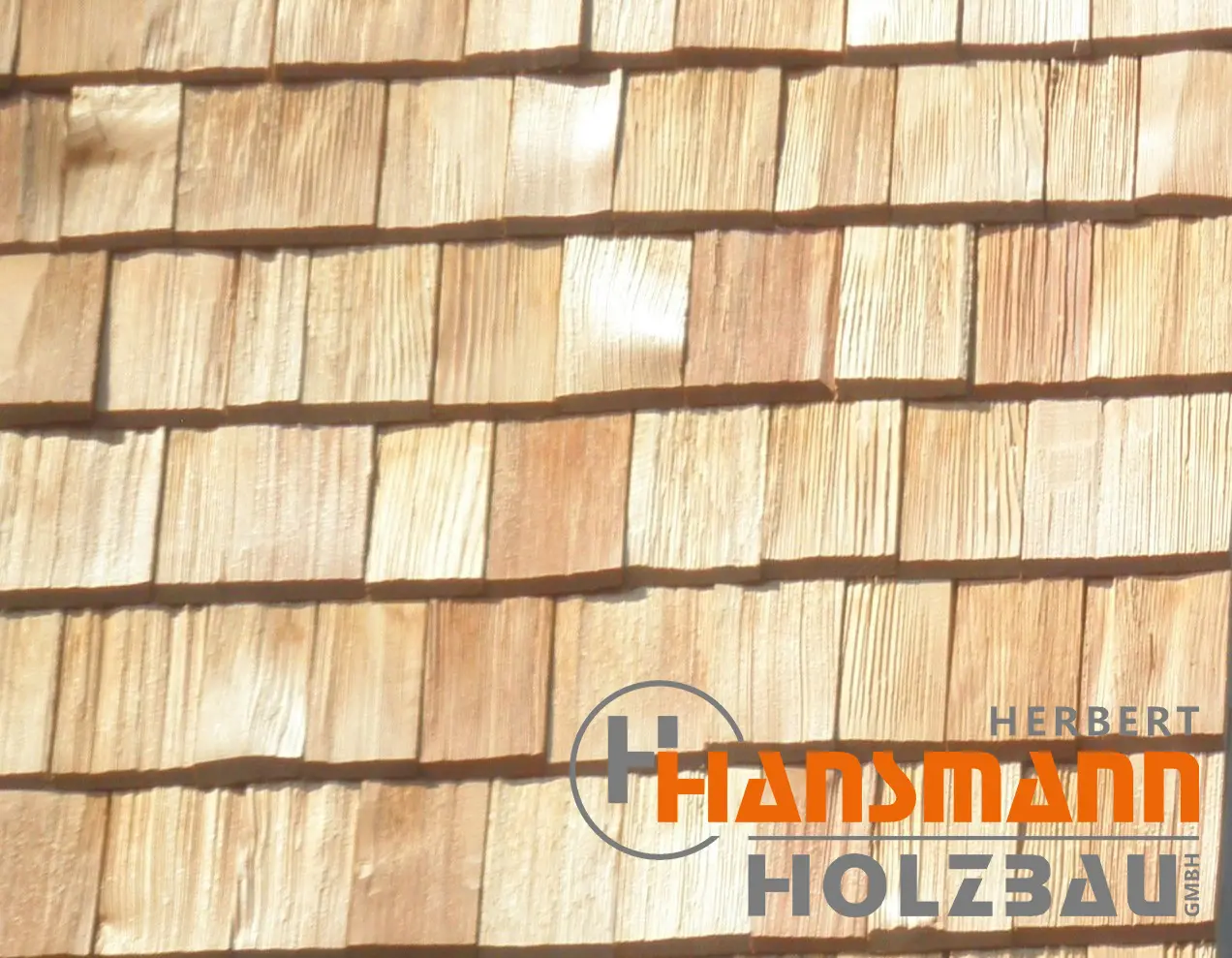 Holzschindeln mit Firmenlogo – Herbert Hansmann Holzbau GmbH