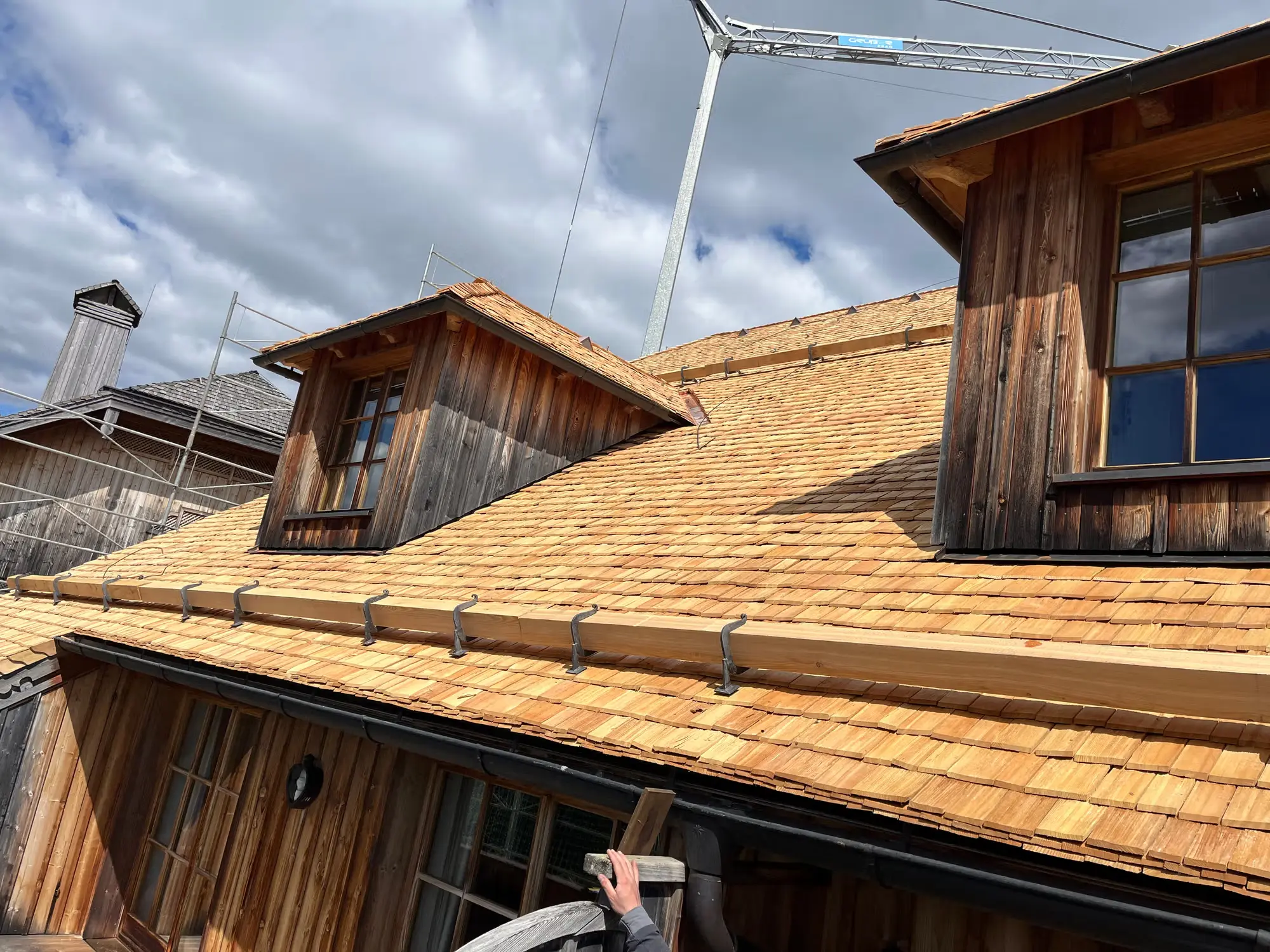 Gebäude mit schönem Schnideldach