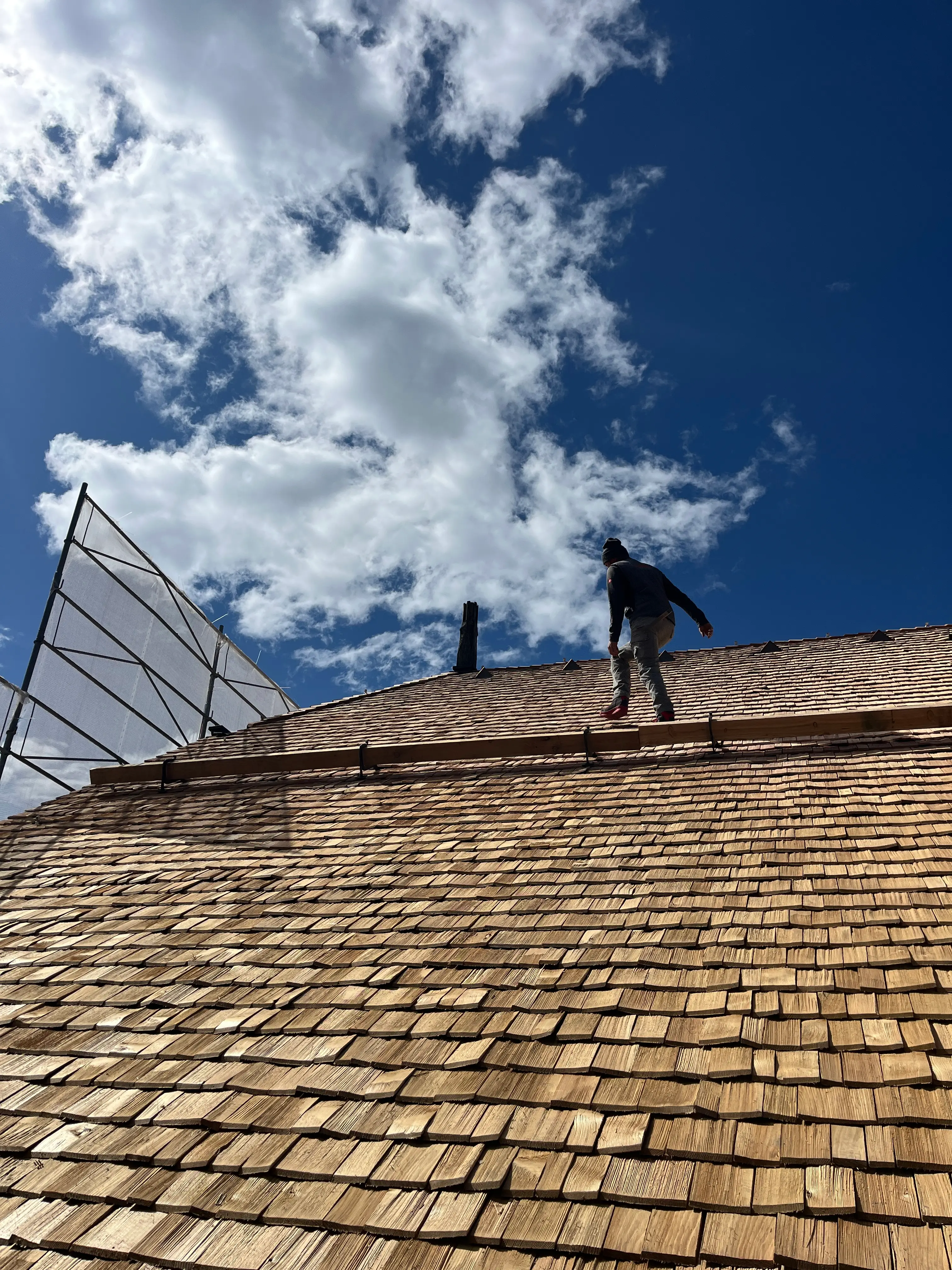 Gebäude mit schönem Schnideldach im Detail