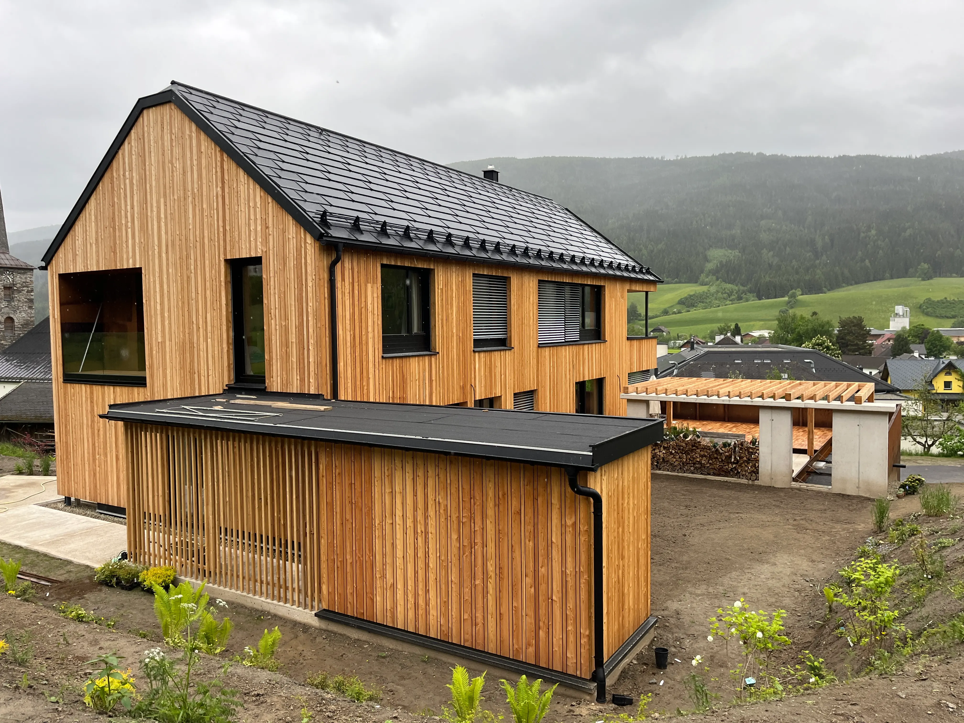 Modernes neugebautes Einfamilienhaus in Holzbauweise