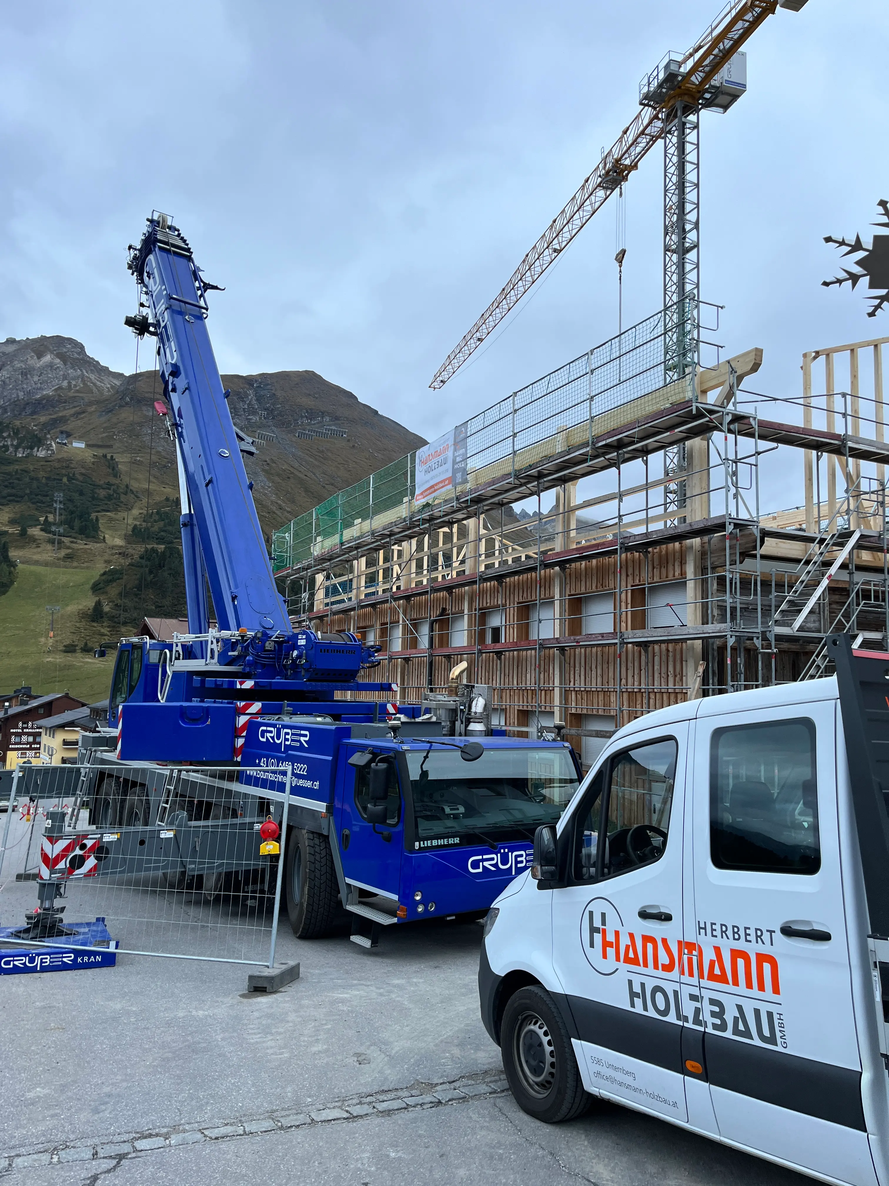 Holzbau-Baustelle mit Kran - Herbert Hansmann Holzbau bei der Arbeit
